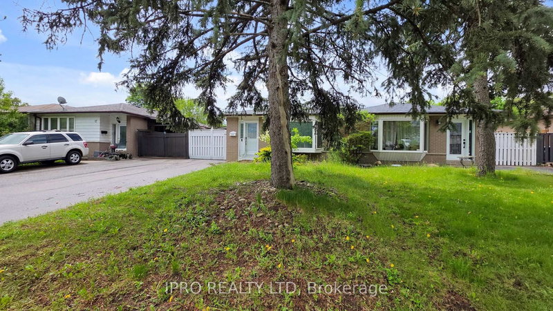 19 Flamingo Cres, Brampton, L6T 2G4 | Image 3