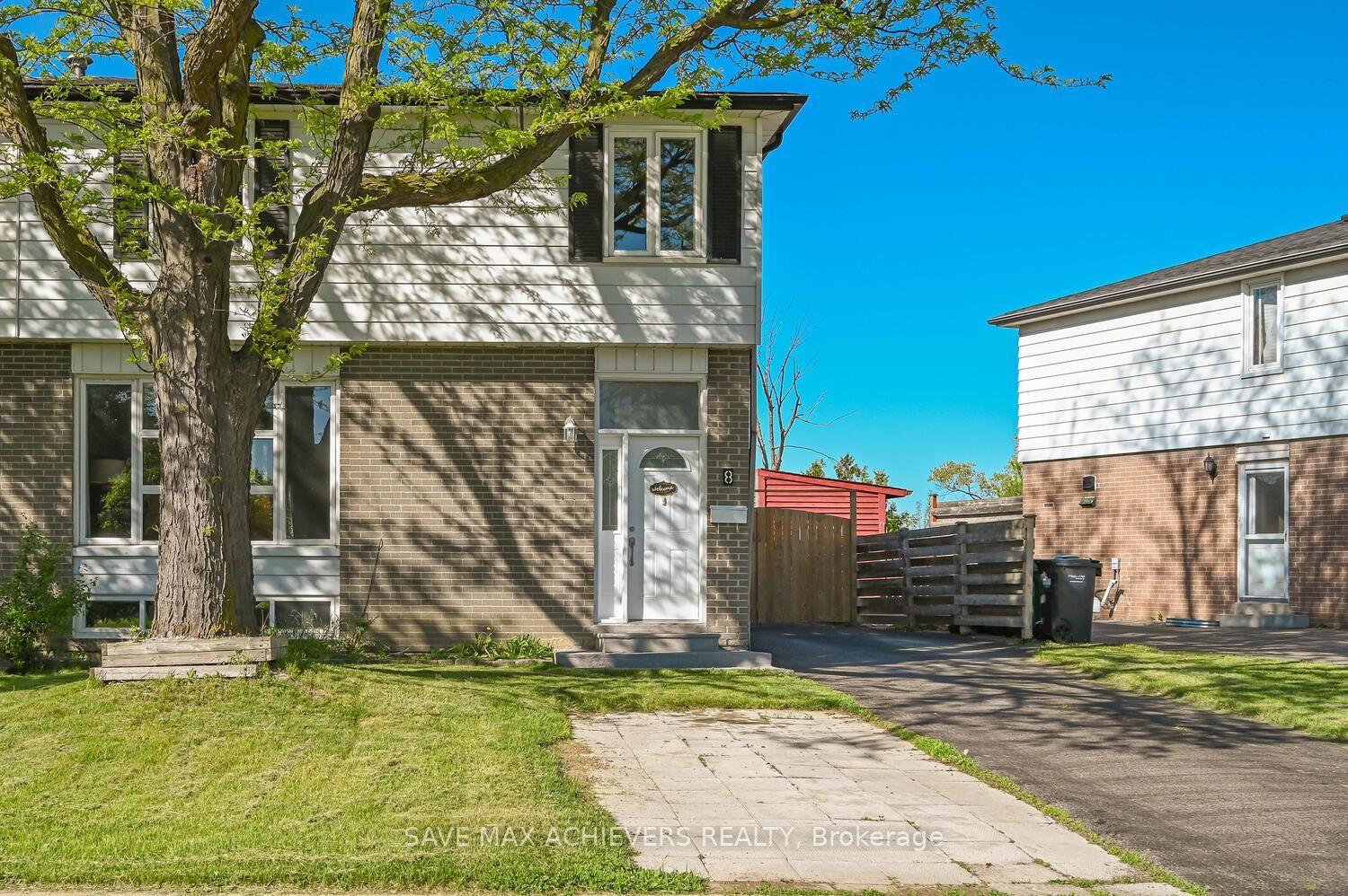 Semi-Detached House for sale at 8 Earnscliffe Gate, Brampton, Southgate, L6T 3B3 - MLS: W12161133