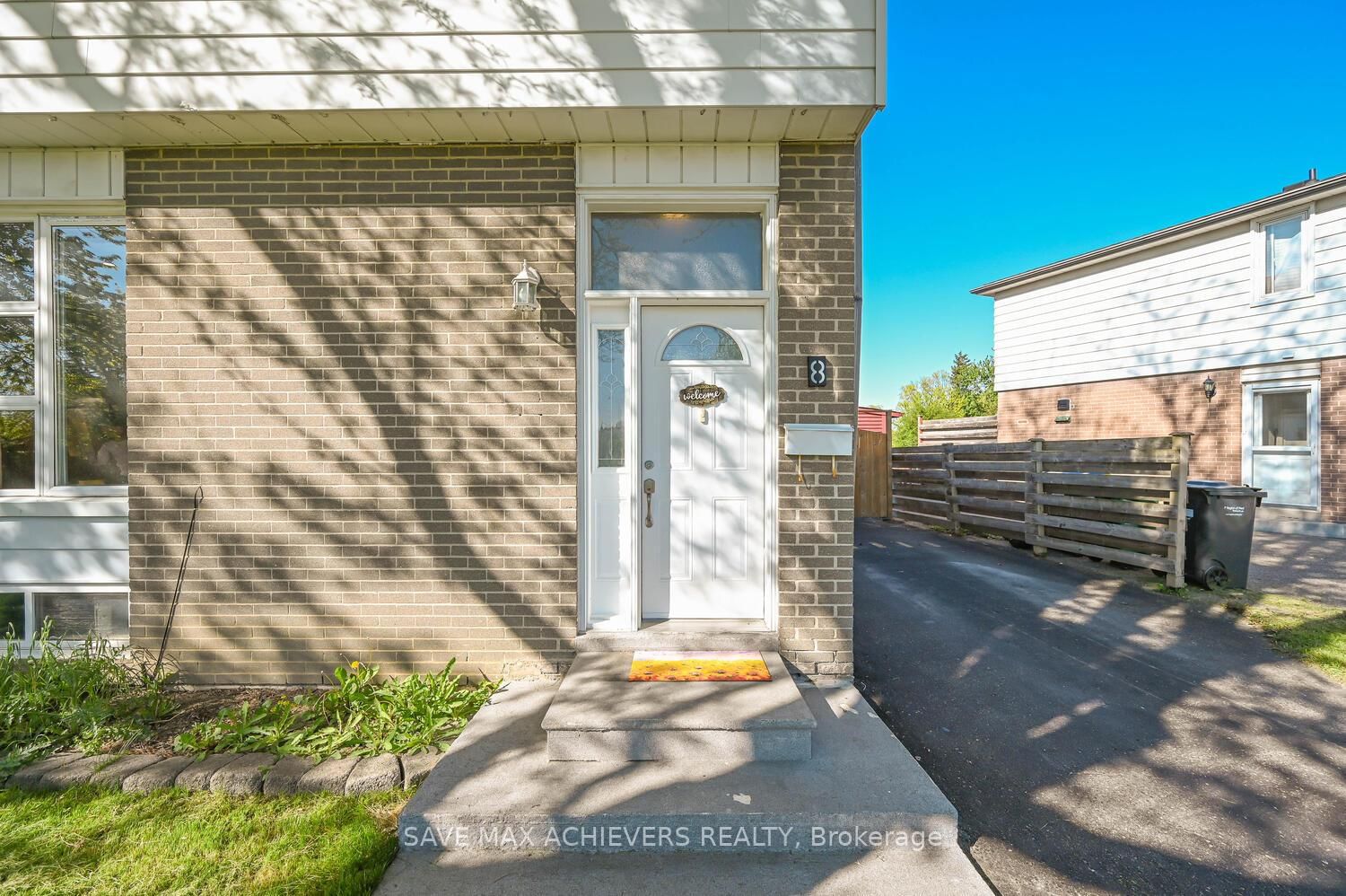 Semi-Detached House for sale at 8 Earnscliffe Gate, Brampton, Southgate, L6T 3B3 - MLS: W12161133