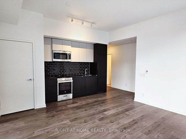 408 - 285 Dufferin Street