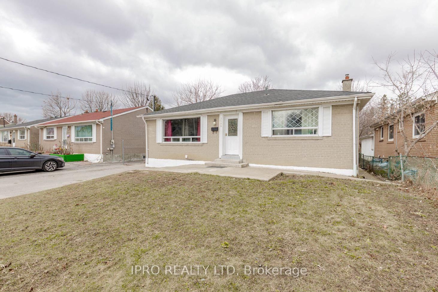 Detached House for sale at 3299 Etude Drive, Mississauga, Malton, L4T 1S9 - MLS: W12161352