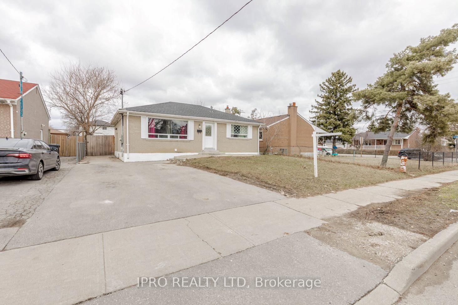 Detached House for sale at 3299 Etude Drive, Mississauga, Malton, L4T 1S9 - MLS: W12161352