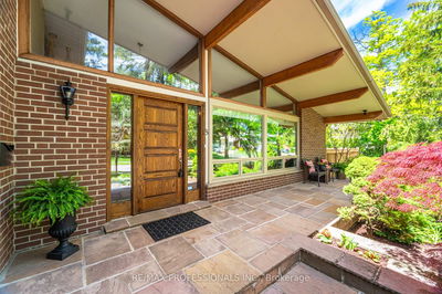 8 Silverthorne Bush Dr, Toronto - Markland Wood image-0-4