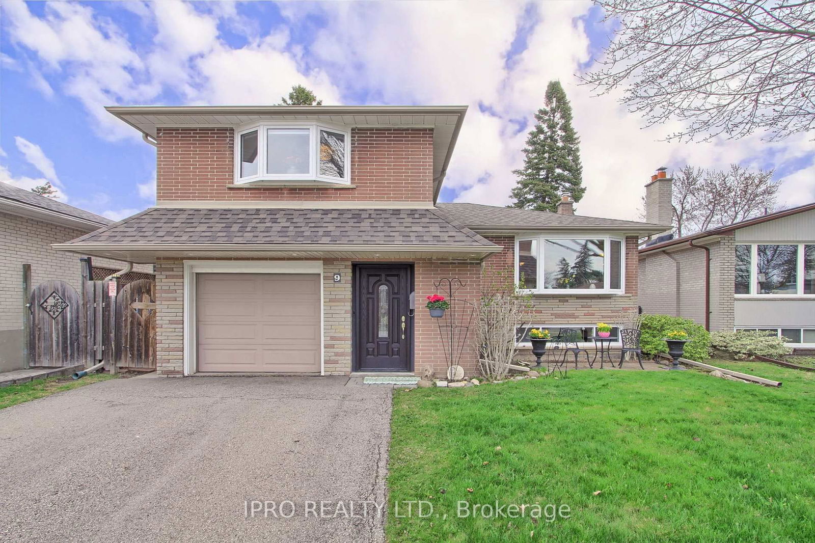 Detached House for sale at 9 Norby Crescent, Toronto, Willowridge-Martingrove-Richview, M9P 1L7 - MLS: W12161933