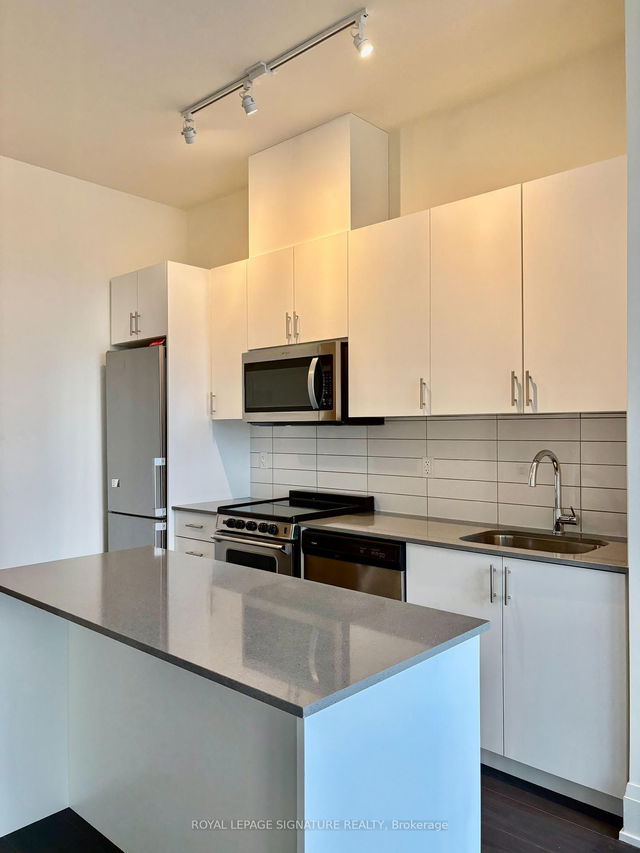 808 - 509 Dundas Street