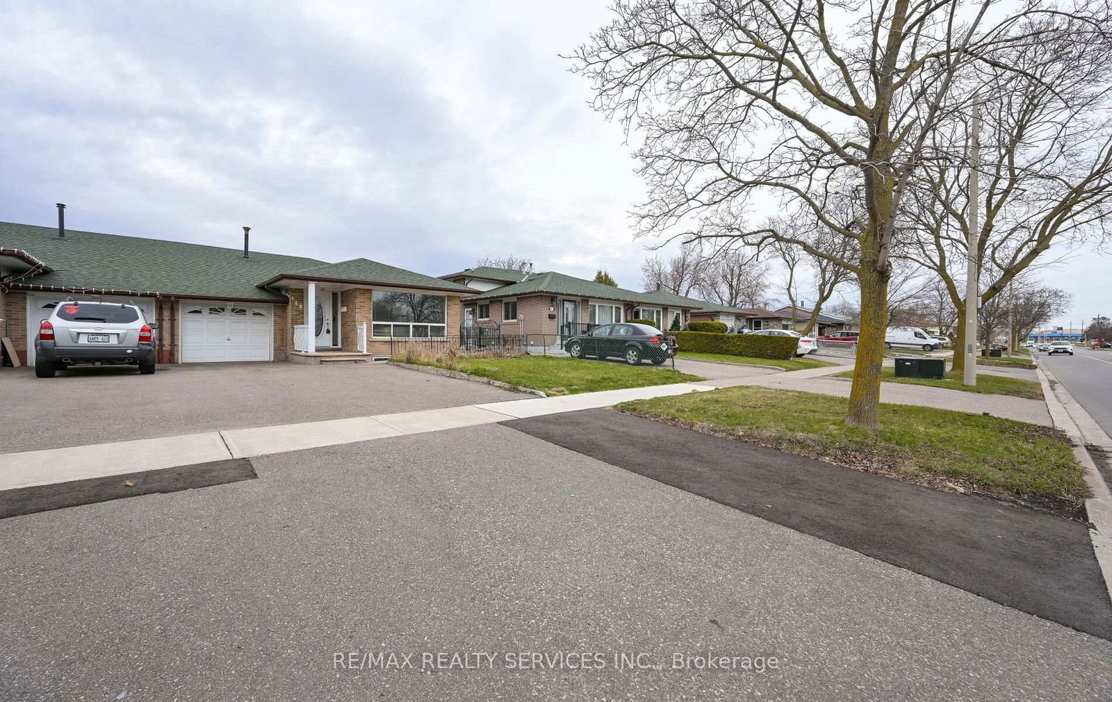 Semi-Detached House for sale at 140 Clarence Street, Brampton, Brampton East, L6W 1S9 - MLS: W12162479