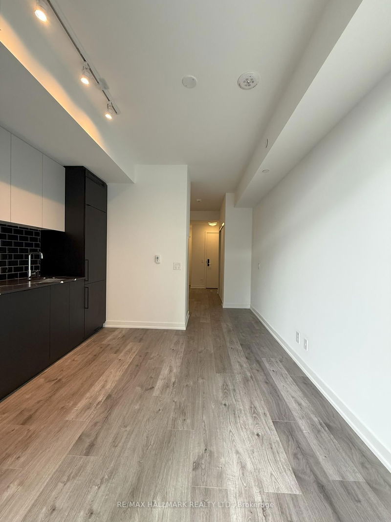 home for lease on 605-285 Dufferin Street