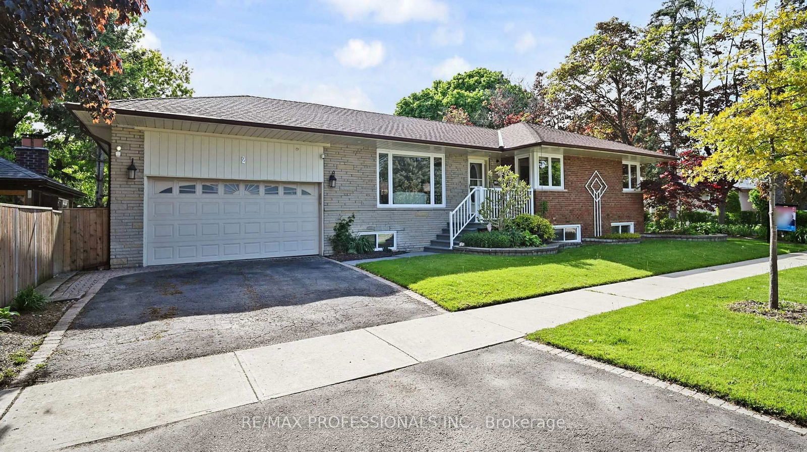 Detached House for sale at 2 Woodpark Road, Toronto, Willowridge-Martingrove-Richview, M9P 1M1 - MLS: W12162553