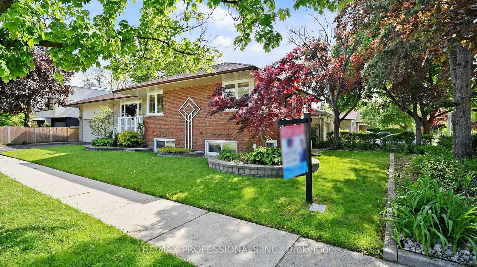 Detached House for sale at 2 Woodpark Road, Toronto, Willowridge-Martingrove-Richview, M9P 1M1 - MLS: W12162553