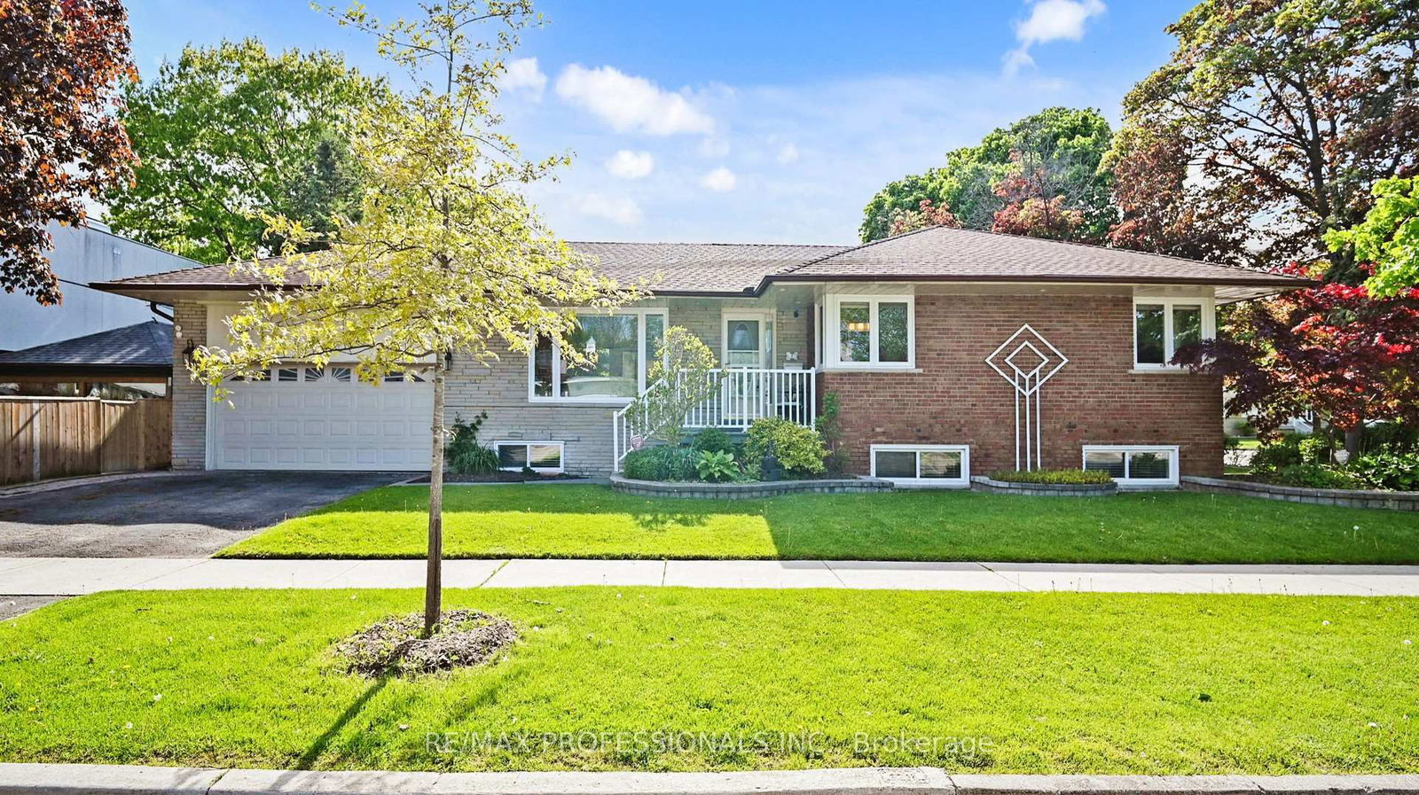 Detached House for sale at 2 Woodpark Road, Toronto, Willowridge-Martingrove-Richview, M9P 1M1 - MLS: W12162553