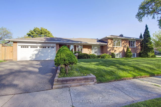951 Streamway Crescent