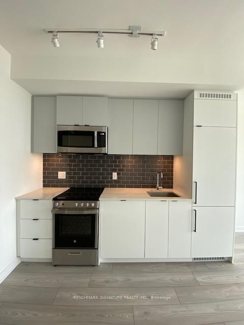 613 - 285 Dufferin Street