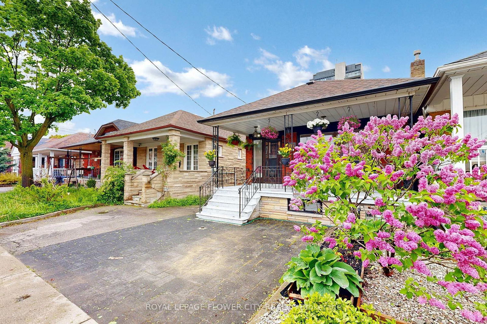 Detached House for sale at 105 Livingstone Avenue, Toronto, Briar Hill-Belgravia, M6E 2L7 - MLS: W12164232