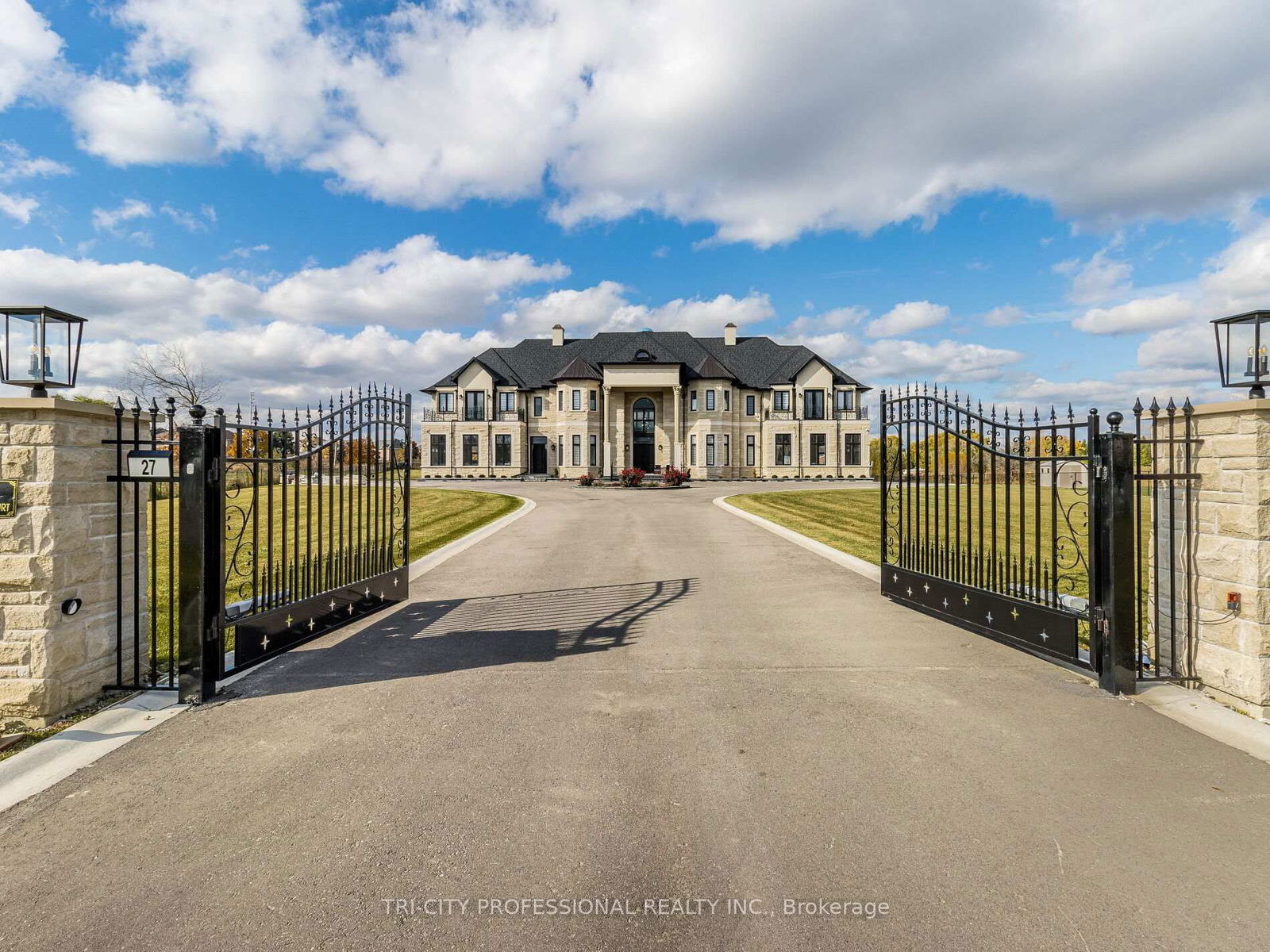 Detached House for sale at 27 Morris Court, Brampton, Toronto Gore Rural Estate, L6P 0G7 - MLS: W12166305