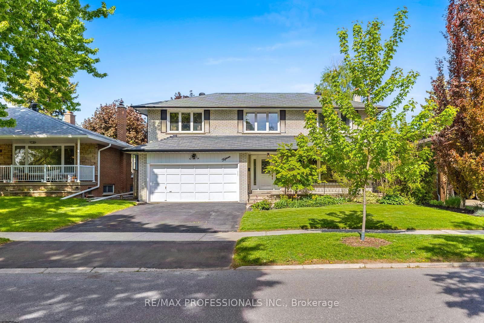 Detached House for sale at 15 Warrender Avenue, Toronto, Princess-Rosethorn, M9B 5Z3 - MLS: W12166405