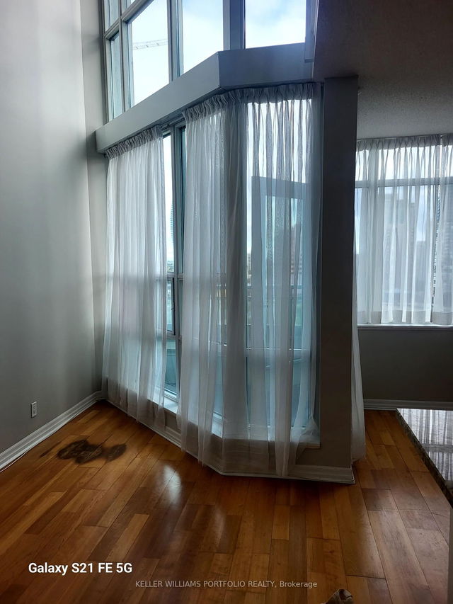 903 - 220 Burnhamthorpe Road