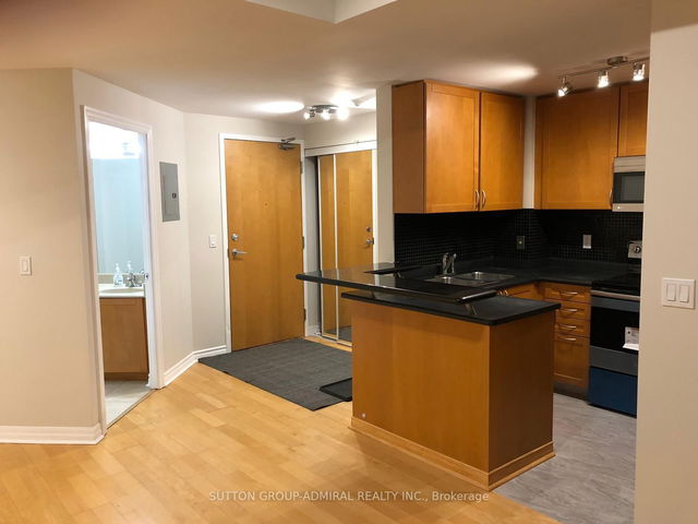 1002 - 3939 Duke Of York Boulevard
