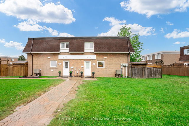 33 Town House Crescent
