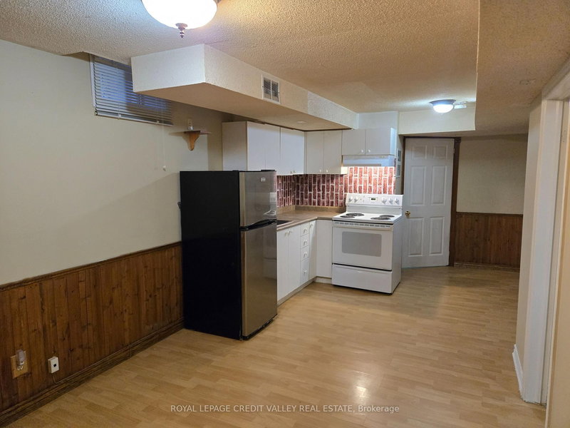 BSMT - 15 Twin Pines Cres, Brampton, L7A 1M6 | Image 2