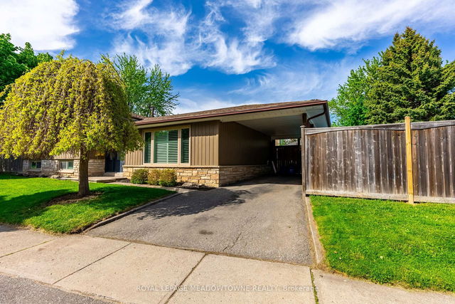 23 Marilyn Crescent