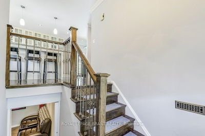 726 Applewood Cres, Milton - Dorset Park image-0-2