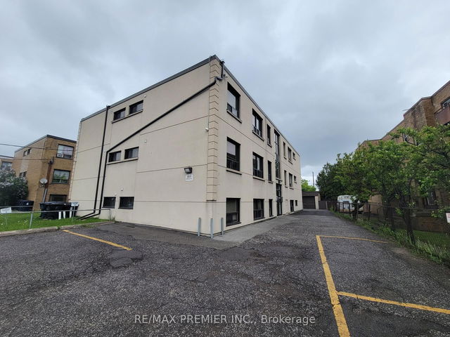Lower Lvl Bachelor unit - 2637 Keele Street