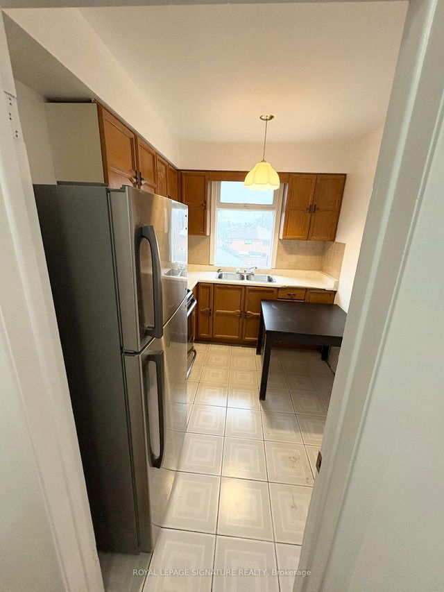2nd floor Room1 - 214 Queenslea Avenue