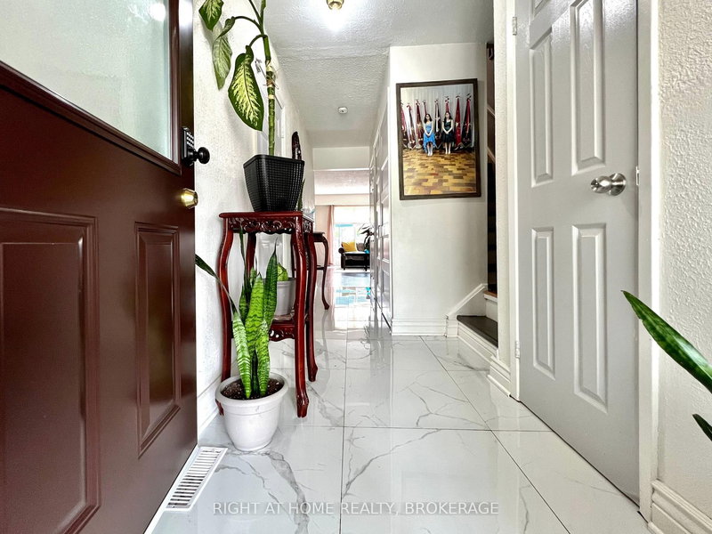 25 Baronwood Crt, Brampton, L6V 3H6 | Image 2