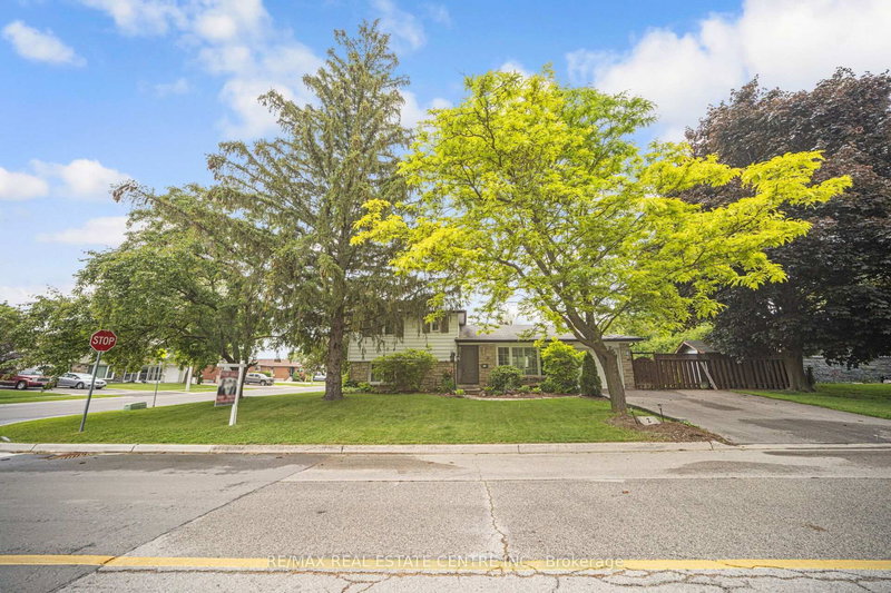 2 Chesterfield Rd, Brampton, L6W 1K9 | Image 2