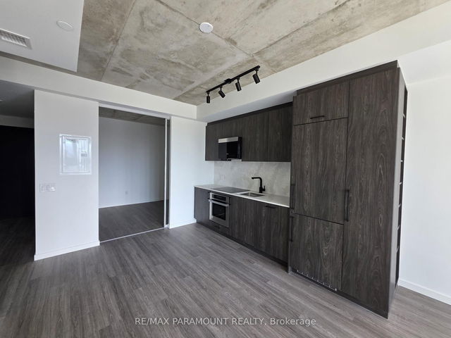 402 - 689 The Queensway Drive