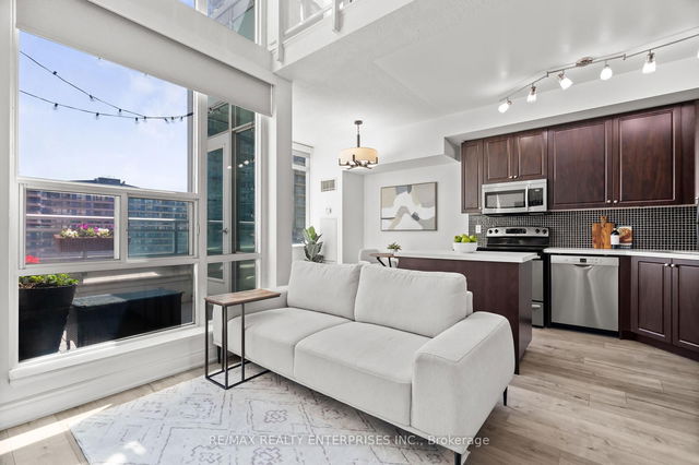 916 - 220 Burnhamthorpe Road