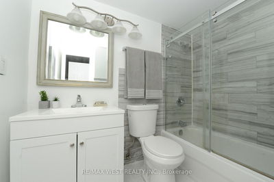 Unit 606 — 25 Four Winds Dr, Toronto - York University Heights image-0-2