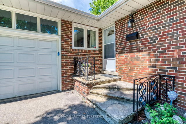 16 Deanecourt Road