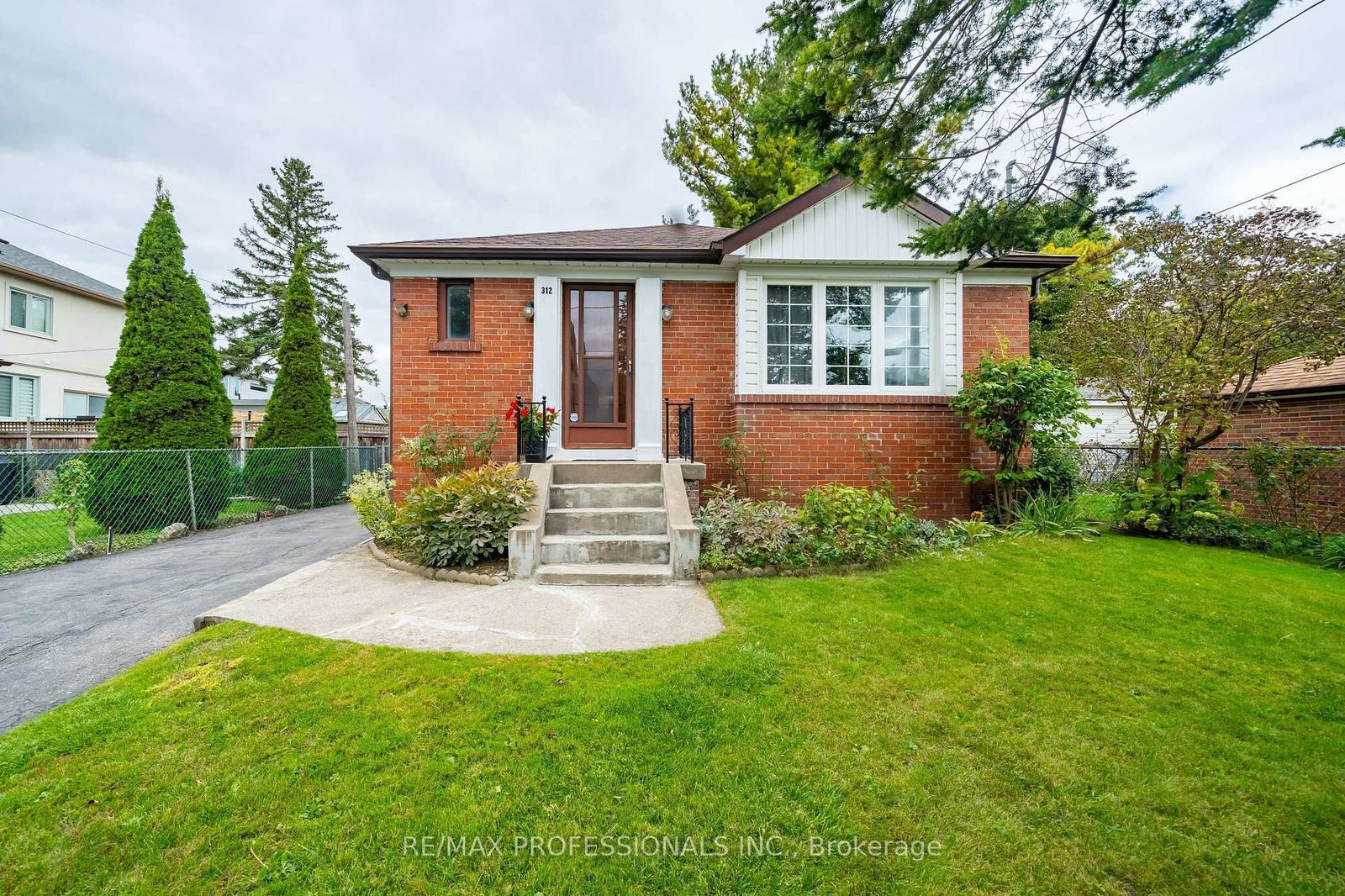 Detached House for sale at 312 Dalesford Road, Toronto, Stonegate-Queensway, M8Y 1G7 - MLS: W12178919