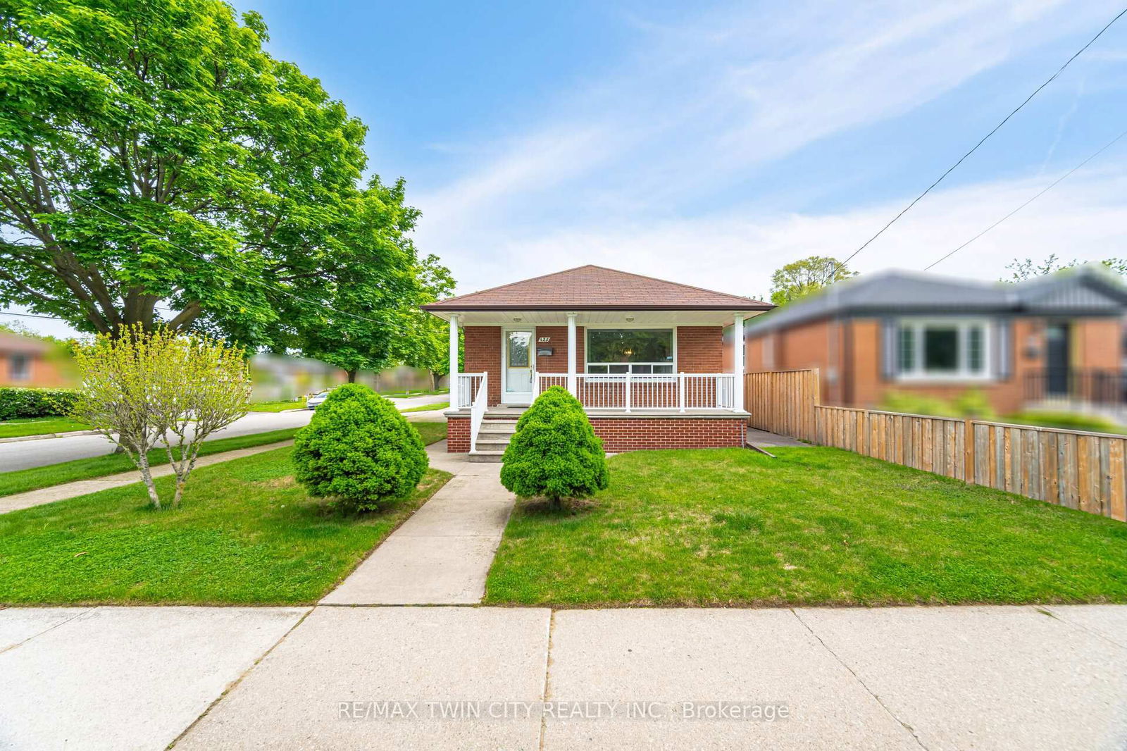 Detached House for sale at 425 Lanor Avenue, Toronto, Alderwood, M8W 2R9 - MLS: W12179120
