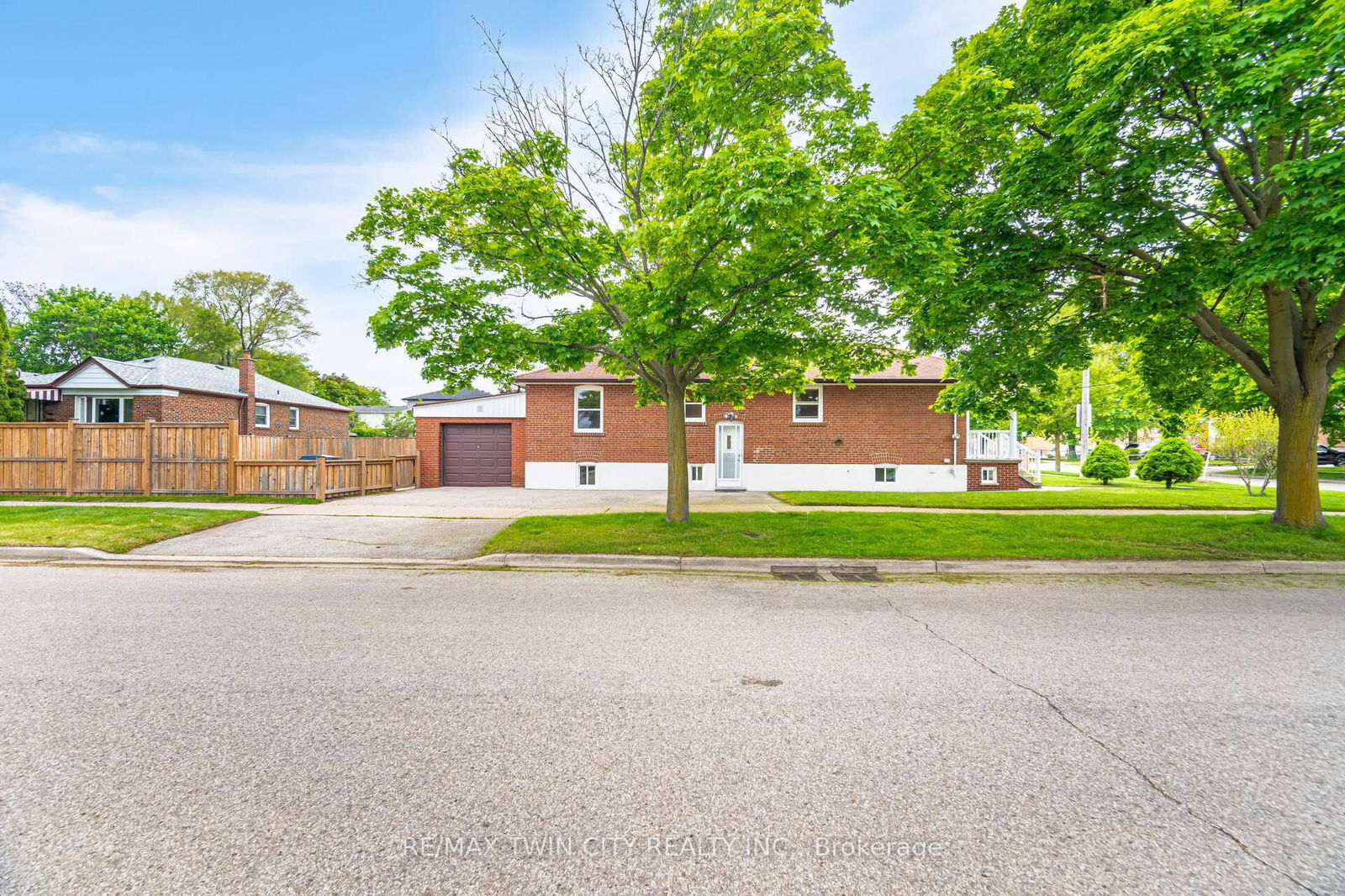 Detached House for sale at 425 Lanor Avenue, Toronto, Alderwood, M8W 2R9 - MLS: W12179120