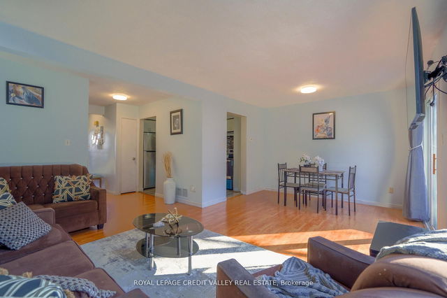 8 Sandringham Court