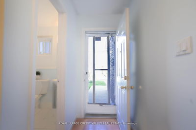 8 Sandringham Crt, Brampton - Bramalea West Industrial image-0-2