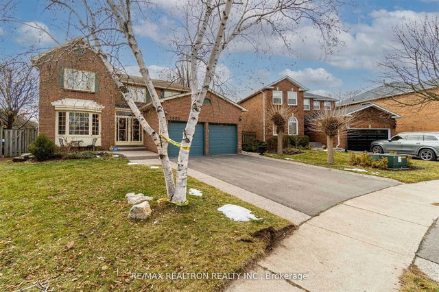 1085 Grandeur Crescent