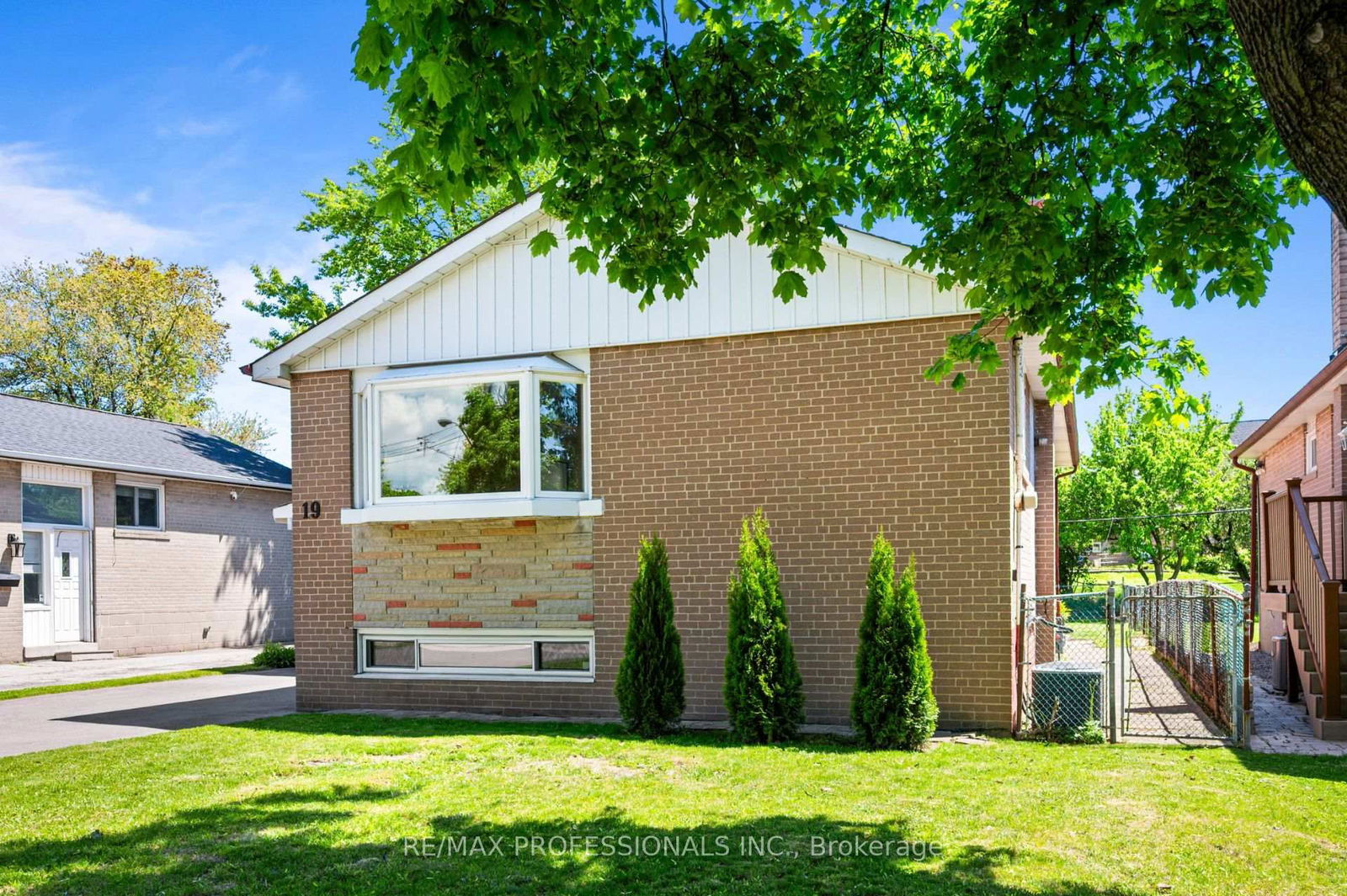 Detached House for sale at 19 Wellesworth Drive, Toronto, Eringate-Centennial-West Deane, M9C 4P5 - MLS: W12180147