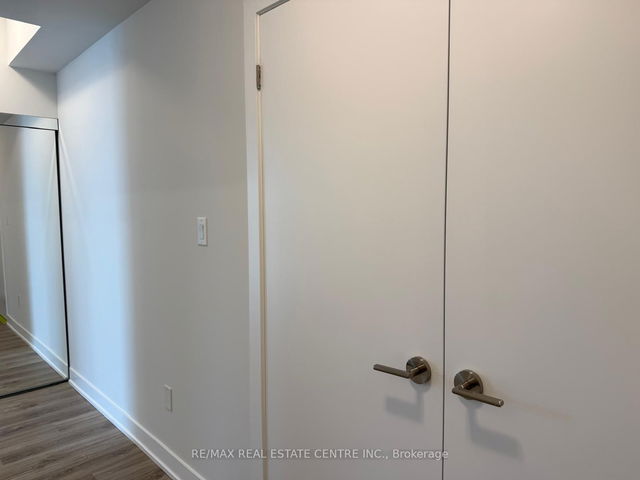 1611 - 430 Square One Drive