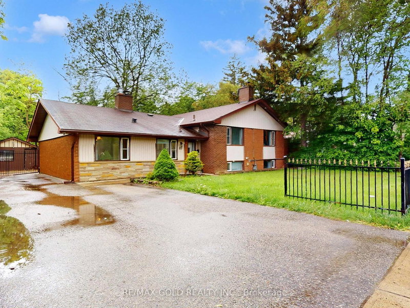 61 Centre St N, Brampton, L6V 1T1 | Image 2