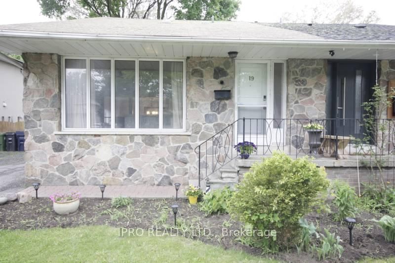 19 Dunsany Cres, Toronto, M9R 3W7 | Image 2