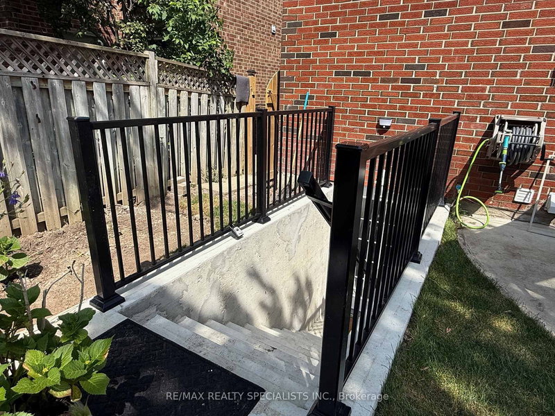 Lower - 3443 Drummond Rd, Mississauga, L5L 4H3 | Image 2