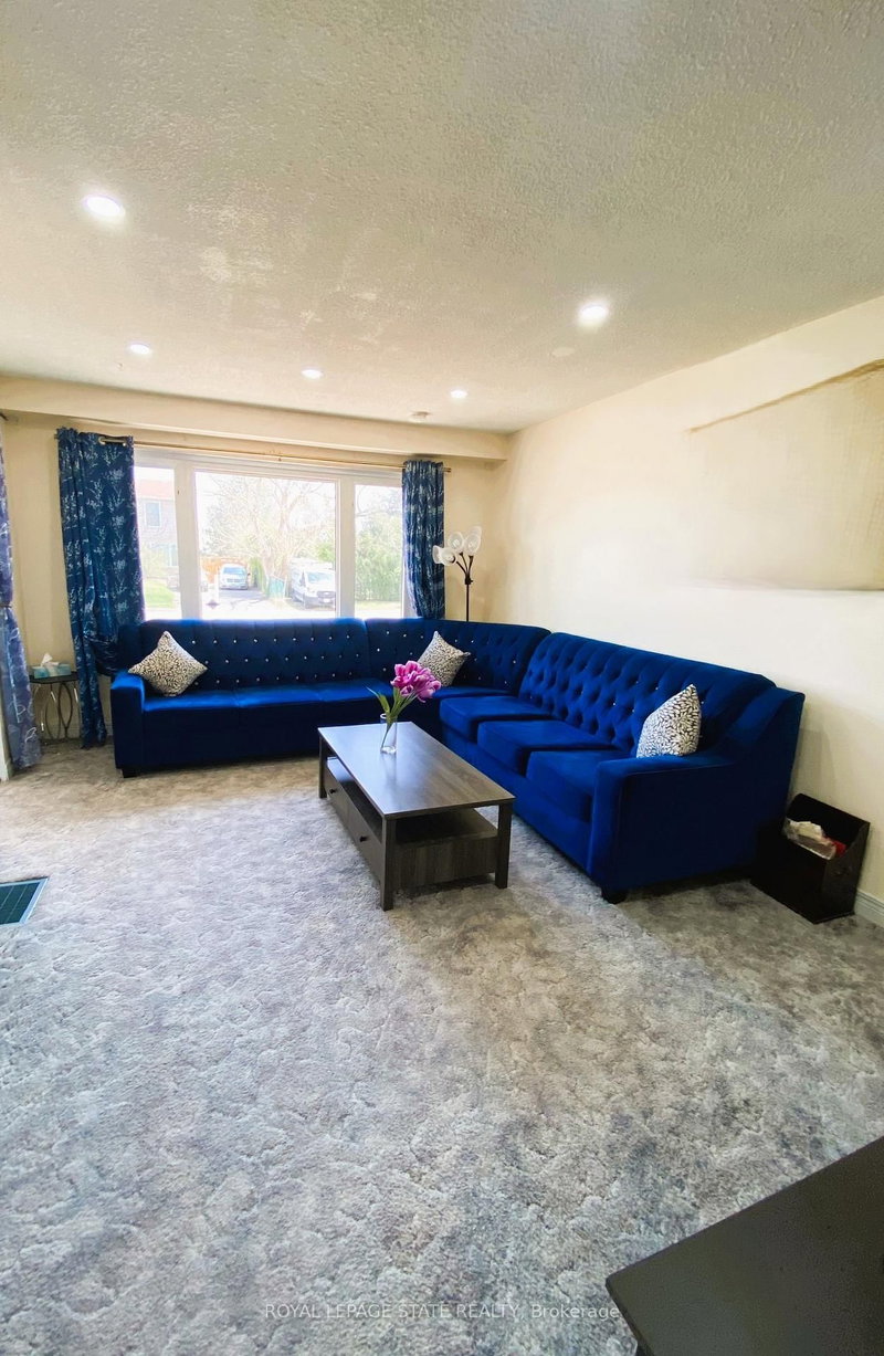 70 Griselda Cres, Brampton, L6S 1M3 | Image 2