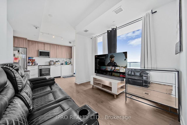 709 - 215 Veterans Drive