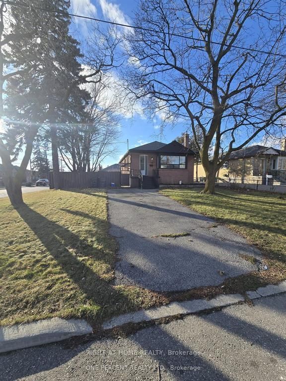 Detached House for sale at 70 Bunnell Crescent, Toronto, Downsview-Roding-CFB, M3M 2C1 - MLS: W12187242