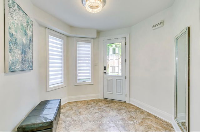 1097 Grandeur Crescent