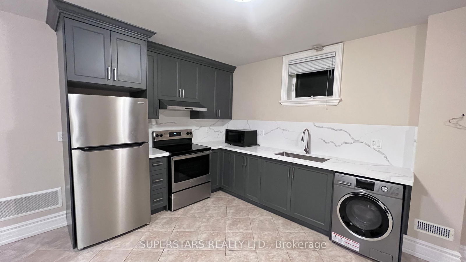 Detached House for lease at 330 Hillmount Avenue, Toronto, Yorkdale-Glen Park, M6B 1Y7 - MLS: W12189080