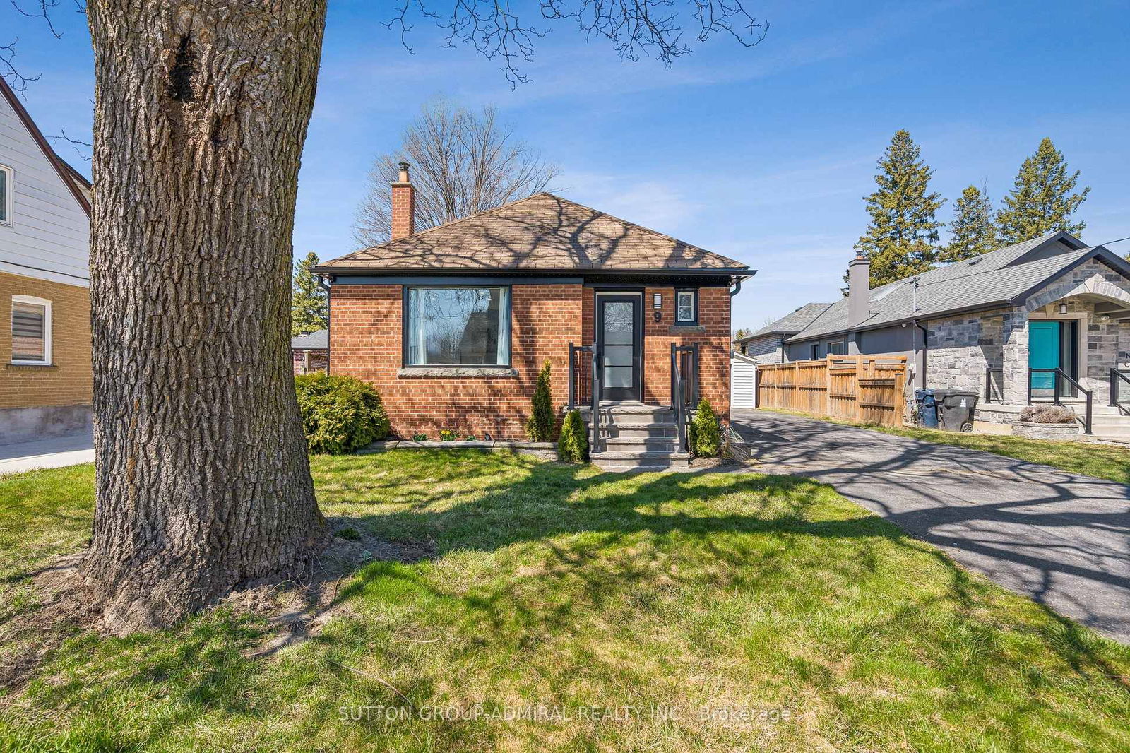 Detached House for sale at 9 Nordale Crescent, Toronto, Brookhaven-Amesbury, M6M 2Z9 - MLS: W12190046